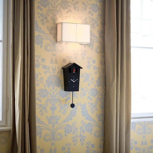 Koekoeksklok Zwart – Klassieke houten wandklok met koekoeksroep, bevordert activering en tijdsbesef bij senioren.