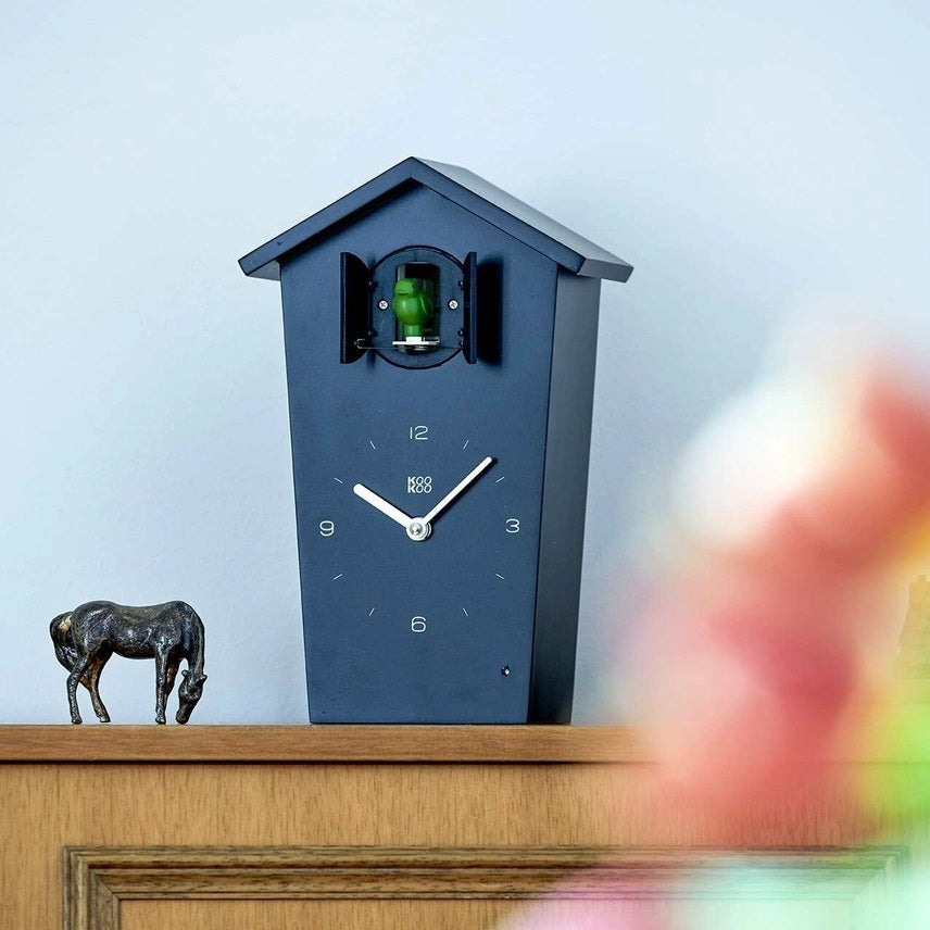 Koekoeksklok Zwart – Klassieke houten wandklok met koekoeksroep, bevordert activering en tijdsbesef bij senioren.